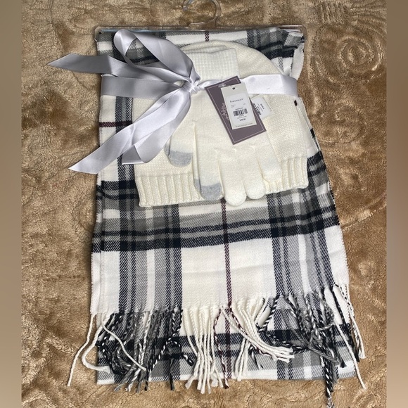 Francesca’s Scarf Beanie & Glove Gift Set Screen Compatible Christmas Gift - Picture 9 of 12